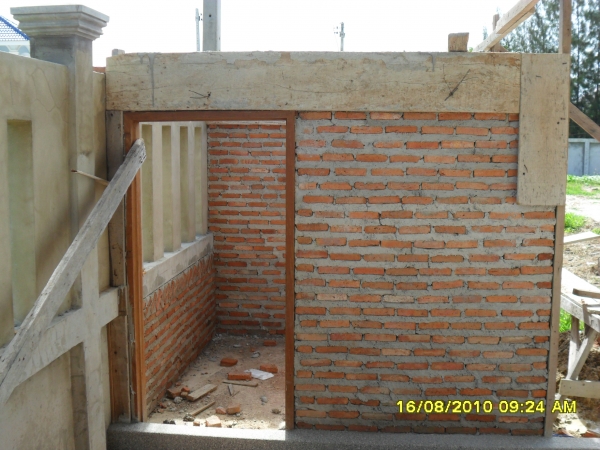 2010-08-16
Man bestÃ¤mde att rummet i annexet var fÃ¶r litet fÃ¶r pumputrustning sÃ¥ man bygger ett extra pumphus.  
