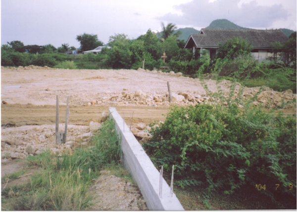 Nu har dom bÃ¶rjat med tomten
Bild frÃ¥n 9 juli 2004. HÃ¤r har man bÃ¶rjat att fylla pÃ¥. Tomten Ã¤r ca 50 cm hÃ¶gre Ã¤n sist. Muren i fÃ¶rgrunden Ã¤r inte min utan en annan tomt. Verkar underdimensionerad.
